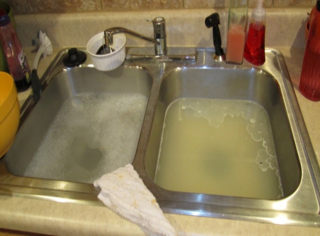 Thông bồn rửa chén quận 12 không nên dùng hóa chất